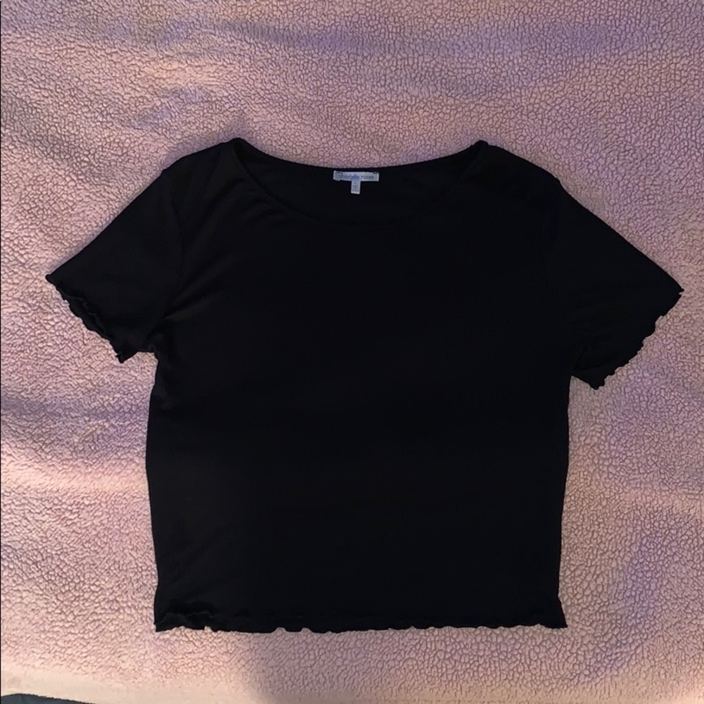 Ribbed black crop tee w/ scalloped sleeves/trim